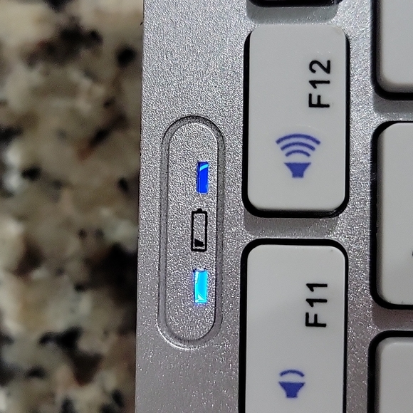 TRAXX TX11MBTKEYBD-FB Bluetooth Wireless Keyboard it works!! - Picture 3 of 6